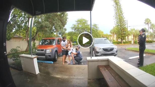 Wahnsinns-Video: Eiliges Baby kommt auf dem Parkplatz zur Welt