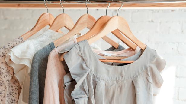 Hitze-Tipp: Kleidung glätten ohne Bügeleisen