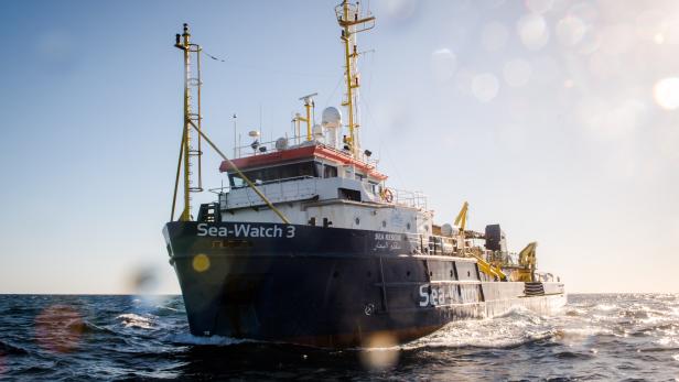 49 migrants stranded on NGO rescue ships of Maltese coast