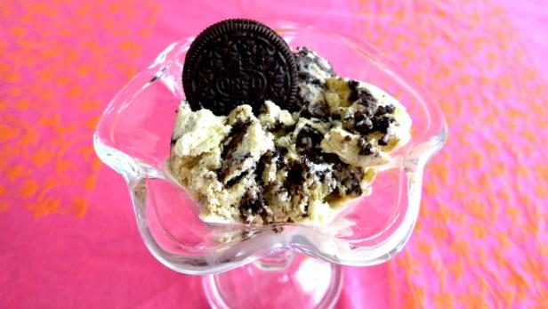Cremiges Cookies-Eis in zehn Minuten