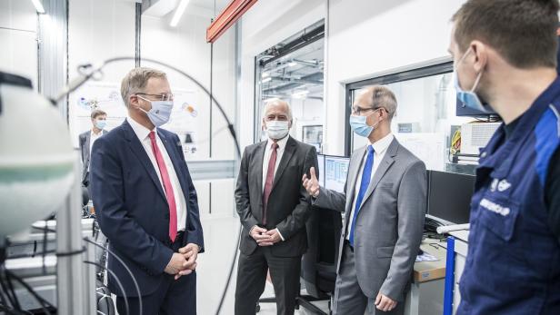 Thomas Stelzer, Fritz Steinparzer, Leiter des Dieselmotoren Entwicklungszentrums, und Alexander Susanek, der Geschäftführer von BMW Steyr (v.l.)
