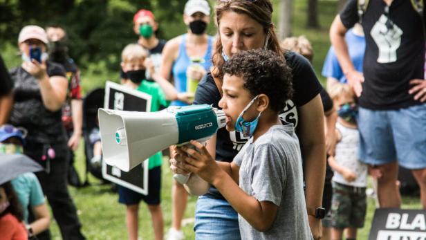 Achtjähriger Nolan Davis organisiert Demo gegen Rassismus - Hunderte kommen
