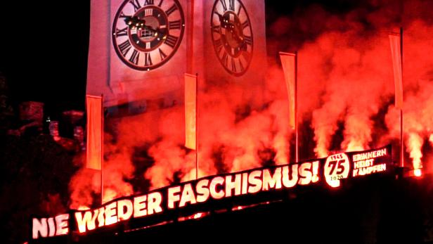 Anlässlich des 75. Jahrestags des Endes des Zweiten Weltkriegs hat die Kommunistische Jugend Graz in der Nacht auf den 8. Mai 2020 vor dem Uhrturm am Grazer Schloßberg ein 35 Meter langes Spruchband mit der Aufschrift &quot;Nie wieder Faschismus! Erinnern heißt kämpfen!&quot; entrollt und es mit bengalischen Feuern erleuchtet.
