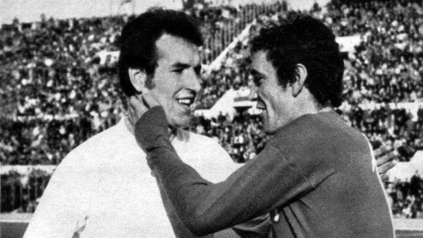 1971: Norbert Hof (li.) mit Gigi Riva vor dem Länderspiel-Duell mit Italien.