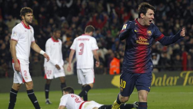 Barcelona&#039;s Lionel Messi celebrates a goal against Sevilla during their Spanish First division soccer league match at Camp Nou stadium in Barcelona, February 23, 2013. REUTERS/Albert Gea (SPAIN - Tags: SPORT SOCCER)