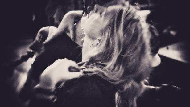 Ein Paar umarmt sich innig, die Frau hat lange, blonde Haare.