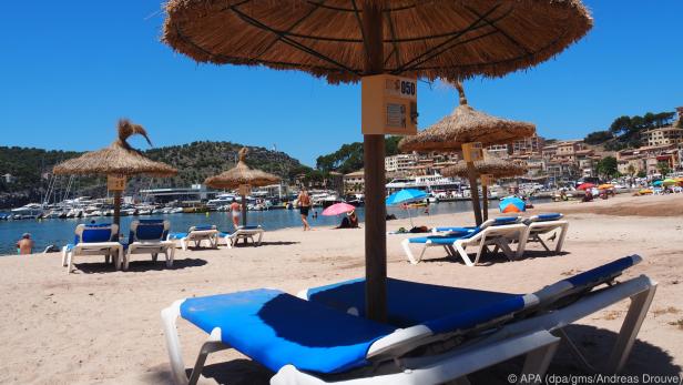 Mallorca ohne Massentourismus: Freie Liegen am Strand von Port de Sóller