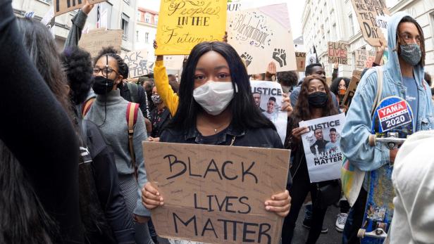Demo in Wien am 5. Juni 2020: Auch in Österreich gehen Menschen auf die Straße, um ihre Solidarität mit der "Black Lives Matter"-Bewegung nach der Tötung von George Floyd zu bekunden.