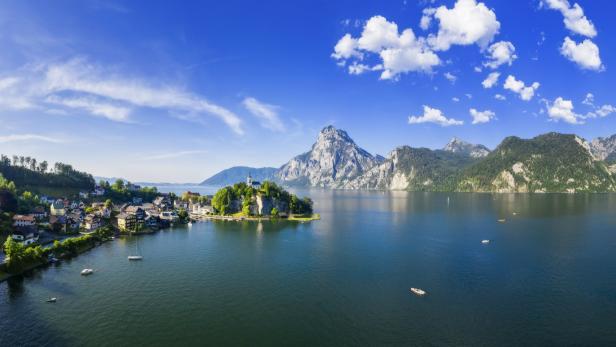 Der Traunsee in Oberösterreich wird in diesen Ferien – neben vielen anderen Seen – wohl ein beliebtes Ausflugsziel sein. Das wird auch auf den Straßen zu merken sein.