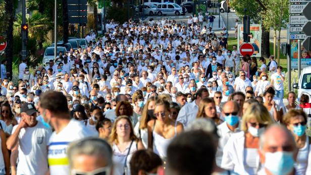 Weißer Marsch für Busfahrer in Bayonne