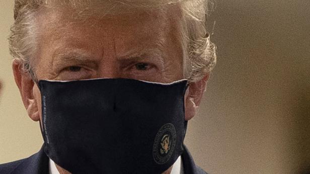US-Präsident Donald Trump trägt eine Maske.