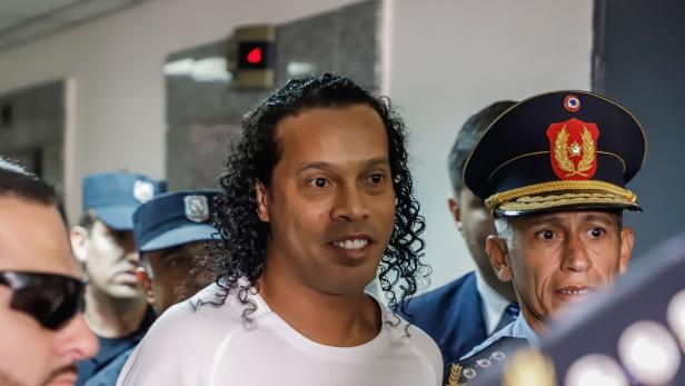 Ronaldinho appears before the judge in case of false passports in Paraguay