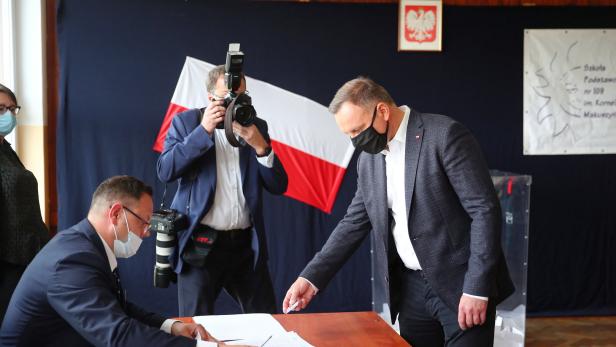 Polen: Amtsinhaber Duda nach ersten Prognosen knapp vorne