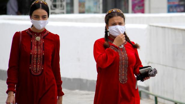 Turkmenistan empfiehlt erstmals Masken - allerdings "gegen Staub"