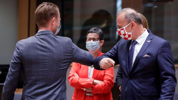 Treffen der EU-Außenminister in Brüssel - erstmals wieder seit der Coronakrise. Begrüßung nur mit Maske und per Ellbogen