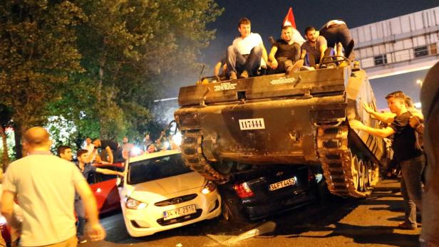 Nach Erdogans Aufruf aus dem Versteck stellten sich Zivilisten den Panzern entgegen