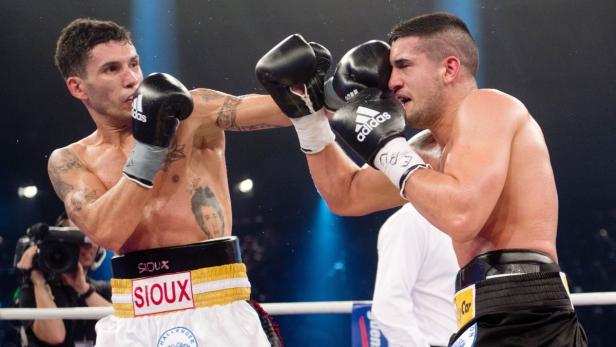 Zwei Boxer im Ring während eines Kampfes.