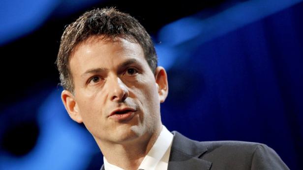 David Einhorn, President of Greenlight Capital, speaks at the 6th Annual New York Value Investing Congress in New York City in this file photo from October 13, 2010. Einhorn, who is battling Apple Inc in court as part of a wider effort to get the iPhone-maker to share more of its cash pile, hosted a conference call February 21, 2013 to argue the merits of distributing perpetual preferred stock. REUTERS/Mike Segar/Files (UNITED STATES - Tags: BUSINESS POLITICS)