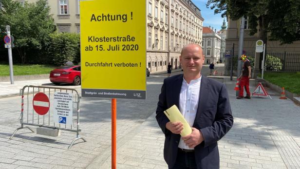 Vizebürgermeister Markus Hein räumt seine Einfahrtsverbotschilder wieder weg