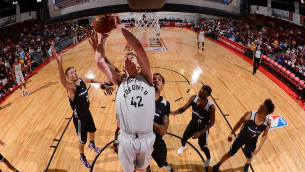 Ein Basketballspieler von Toronto versucht, den Ball in den Korb zu werfen.