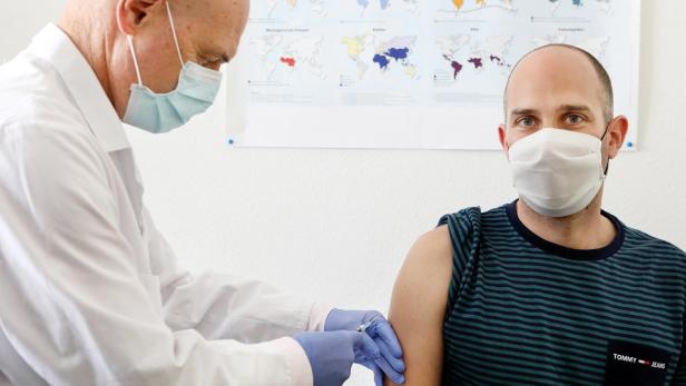 Peter Kremsner beim Verabreichen eines SARS-CoV-2-Impfstoffes: „Fast nur positive, motivierende Zuschriften.“
