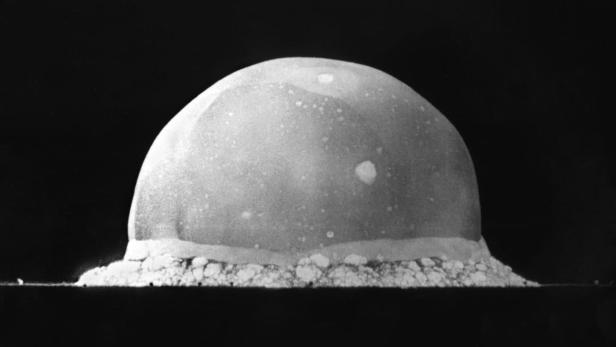 Ein Atompilz vor einem schwarzen Hintergrund.
