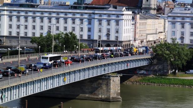 Eine Radler-Demo brachte den Verkehr in der Linzer Innenstadt zum Erliegen
