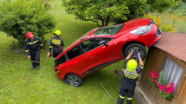 Waldviertel: Pkw flog in eine Gartenhütte