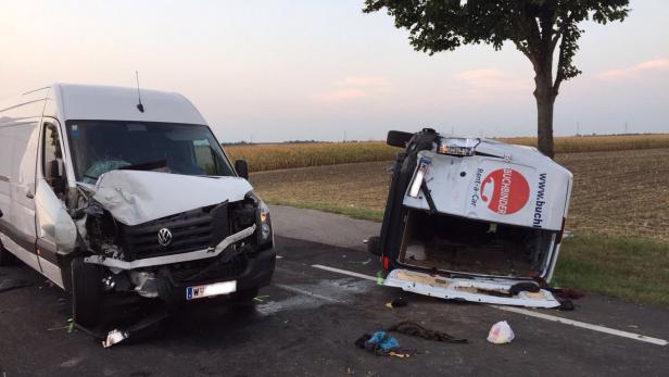 Schlepper-Unfall mit Buchbinder-Mietwagen forderte im Burgenland 35 Verletzte.