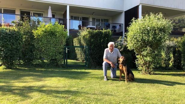 Den Sommer über in Krumpendorf am Wörthersee: Ioan Holender, der am Samstag seinen 85. Geburtstag feiert, zusammen mit seinem Hund Aaron