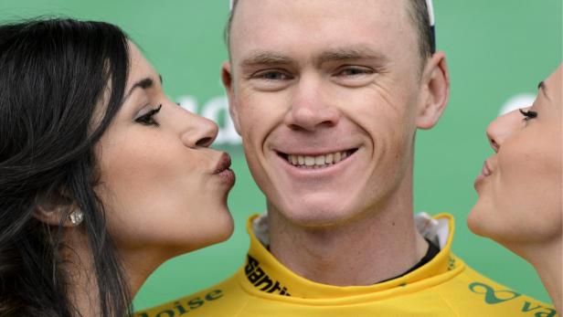 epa03677997 The overall leader, British rider Christopher Froome of team Sky Procycling, is kissed by two hostesses on the podium after the 3rd stage, a 181 km race from Payerne to Payerne, at the 67th Tour de Romandie cycling race in Payerne, Switzerland, 26 April 2013. EPA/LAURENT GILLIERON