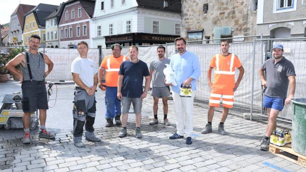 Zügige Pflasterarbeiten am gesperrten Oberen Stadtplatz: Stadtchef Werner Krammer bedankte sich mit Getränken