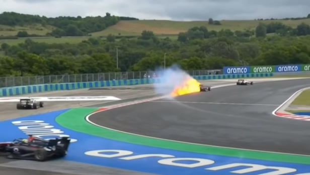 Schreckmoment in Formel 3: Red-Bull-Auto geht in Flammen auf