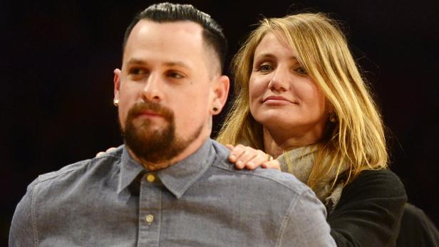 Cameron Diaz legt ihre Hand auf die Schulter eines Mannes.