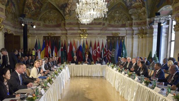 Kerry umringt von Diplomaten in Wien