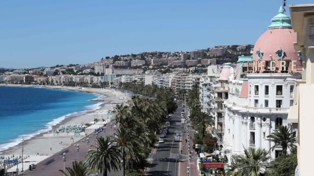Blick auf die Promenade des Anglais und das Hotel Negresco in Nizza.