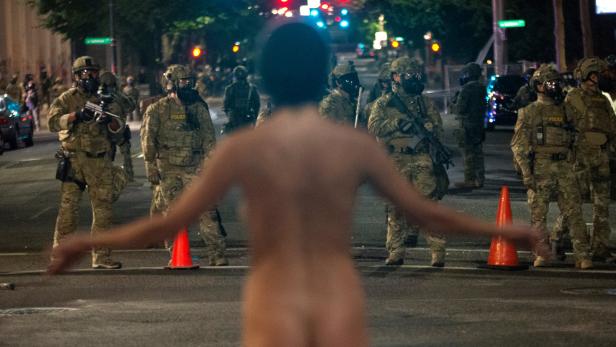 Eine nackte Demonstrantin hat sich in Portland der Polizei entegegengestellt.