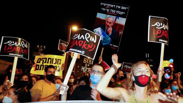 Demonstrantin in Jerusalem zeigt ihre Brust: Wogen gehen hoch