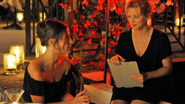 Sibyl (Virginie Efira, re.) ist die Therapeutin einer Schauspielerin (Adèle Exarchopoulos), die sie bei den Dreharbeiten dabei haben möchte
