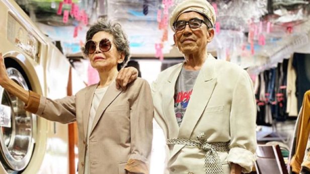 Vergessene Kleidung aus Waschsalon: Ü80-Paar geht mit Outfits viral