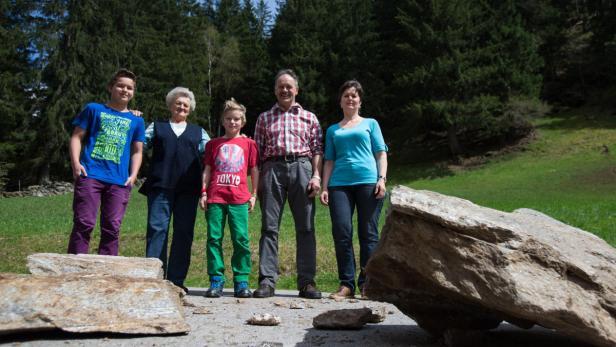 28.04.2013, Namlich, Winklern, AUT, Felssturz, Ein tonnenschwerer Felsen stuerzte Samstagabend auf ein Wirtschaftsgebaeude in Winklern, im Bild Familie Unterreiner v.l. Thomas, Barbara (Oma), Mathias, Franz und Erna. EXPA Pictures © 2013, PhotoCredit: EXPA/ Johann Groder