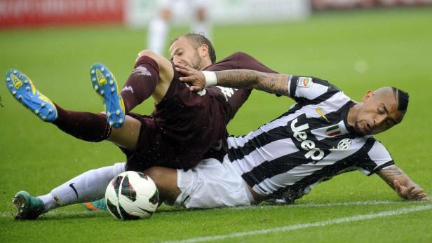 Juventus&#039; Arturo Vidal (R) challenges Migjen Basha of Torino during their Serie A soccer match at Olympic stadium in Turin April 28, 2013. REUTERS/Giorgio Perottino (ITALY - Tags: SPORT SOCCER)