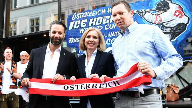 Christian Hartl (re.) bei der Eishockey-WM in Kopenhagen mit Botschafterin Maria Rotheiser-Scotti und dem damaligen Vize-Präsidenten Philipp Hofer.
