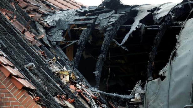 Deutschland: Flugzeug stürzt in Wohnhaus - drei Tote