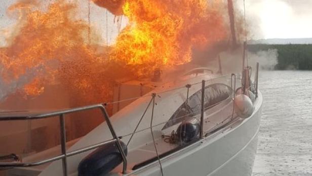 Neusiedler See: Segelboot von Blitz getroffen und in Brand geraten
