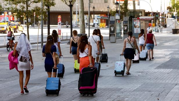 Surge in coronavirus cases causes cancellations and hotel closures in Barcelona
