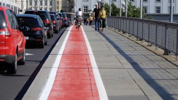 Radstreifen auf Linzer Nibelungenbrücke rot eingefärbt