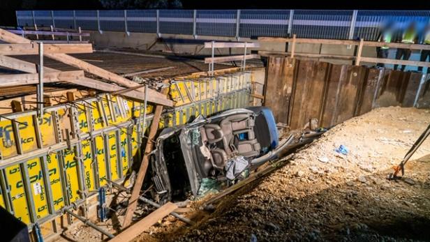 A4: Auto krachte frontal gegen Mauer und stürzte in Baugrube