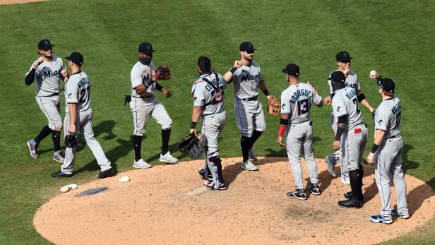 Baseballspieler der Miami Marlins stehen auf dem Spielfeld.