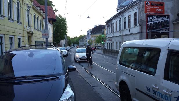 Auf der Alszeile in Dornbach wird es eng für die Fahrradfahrer.